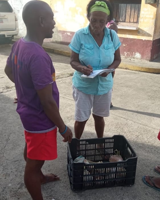 InsopescaG's tweet photo. Inspectores de @insopesca
 y el Conppa de la Sabana de la parroquia Caruao, realizaron donación de 40 kilos de proteínas pesqueras a 36 familias más necesitadas de la comunidad
#VenezuelaComePescado
@nicmaduroguerra
@juanlayavargas
@NicolasMaduro
@delcyrodriguezv
@TomasGriese https://t.co/ndnD2k1m4E
