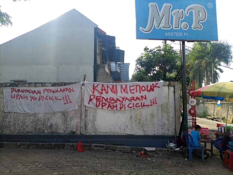 FsbnK's tweet photo. Perusahaan Kacang Panggang MR. P membayar gaji buruhnya separuh, meski kerjanya penuh
#SBNKASBIPTMSPU #PanjangUmurPerjuangan #PanjangUmurPerlawanan #KacangMrP
#TolakPembayaranUpahDenganCaraDicicil 
#MudaBeraniMilitan
#BoikotMr.P https://t.co/AteKJ0TLUt