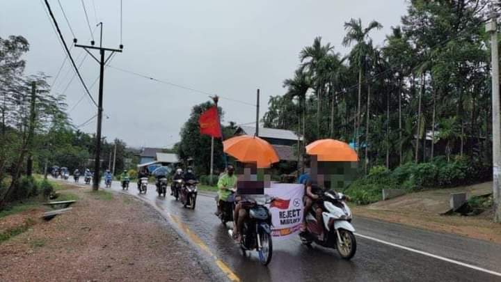 Stephan15423517's tweet photo. In the afternoon of August 16, in rural areas of Thayet Chaung Township, motorcycle strike against the military dictatorship took place 
#AcceptNUG_RejectMilitary 
#Aug16Coup 
#WhatsHappeningInMyanmar https://t.co/gw4vmJE4qs