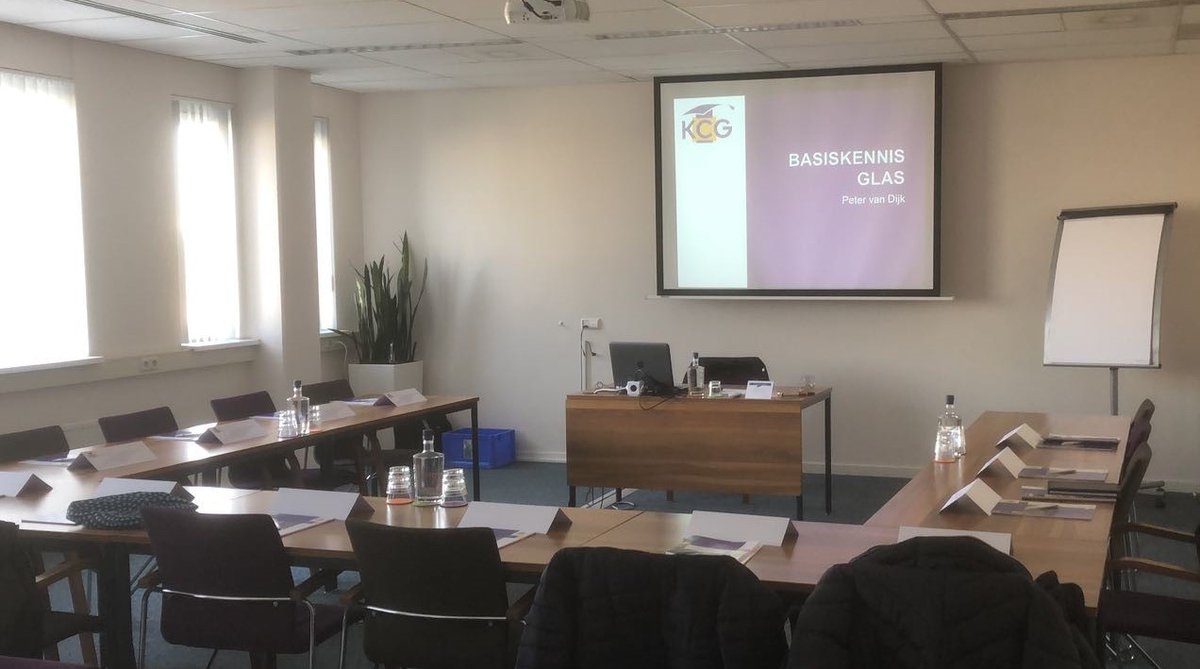 Nu nog vakantie maar straks nieuwe medewerkers in dienst? Geef ze een goede start met onze cursus Basiskennis Glas! Sneller ingewerkt en inzetbaar. 
- online op 10, 17, 24 september (3 ochtenden)
- klassikaal op 6 en 13 oktober (2 hele dagen) 
#KenniscentrumGlas #glaskennis