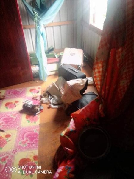 MizzimaNews's tweet photo. The junta’s army on Sunday stormed homes in the town of #Kanpetlet in #Mindat District, #Chin State, on the pretext of area clearances after firing guns in the town, and they unfairly took away money and valuables.
Photo: CJ
#Mizzima
#Myanmar
#robbery https://t.co/Zf76brNn0l