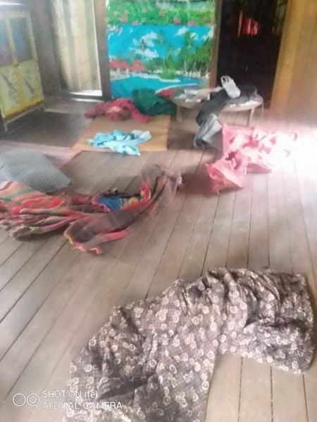 MizzimaNews's tweet photo. The junta’s army on Sunday stormed homes in the town of #Kanpetlet in #Mindat District, #Chin State, on the pretext of area clearances after firing guns in the town, and they unfairly took away money and valuables.
Photo: CJ
#Mizzima
#Myanmar
#robbery https://t.co/Zf76brNn0l