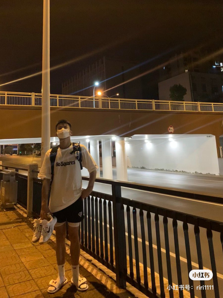 室外场
篮球打多了就黑了