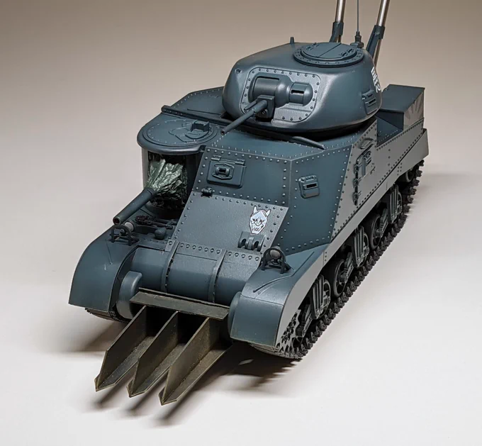 タミヤ1/35をベースにヘッジローカッターと竹やりマフラーはプラ材で自作。般若さんのデカールは画像を取り込んでデカール紙に印刷、主砲の防塵カバーはキムワイプをカミカタメールで固めて再現。愚乱闘の文字を筆で描くのが地味に大変でした。 