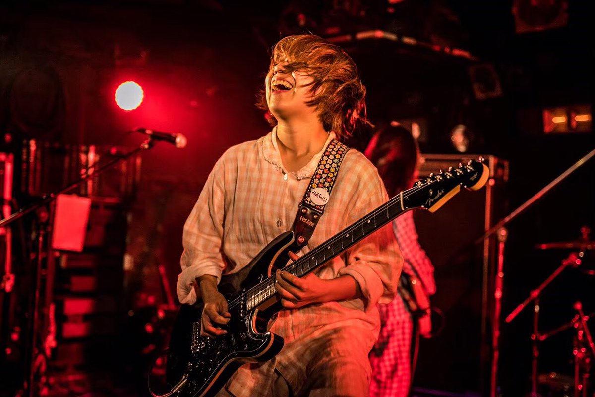 milky_BAND's tweet photo. 【8/16】
🌻やまりお誕生日おめでとう🌻

いつも先頭に立って
歌声響かせてくれてありがとう。
ギターかき鳴らしてくれてありがとう。

この世界に、
みるきー#のギタボはただ１人！

本日の主役やまりさんへの
メッセージお待ちしてます🥰

#やまり生誕祭
#最強ギタボ
#みるきーこうかんにっき　#52頁 https://t.co/0CoP27PHsN
