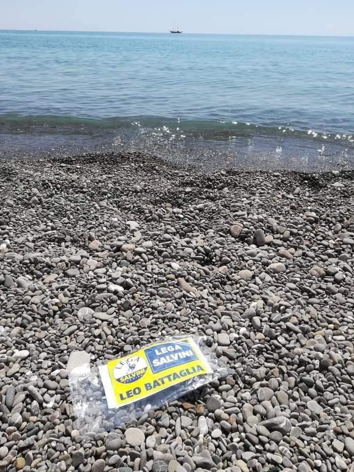 domecs's tweet photo. @guardiacostiera @LegambienteCal gentilmente mi fate sapere se sono stati presi provvedimenti per questo incivile? Ieri sulle spiagge del cosentino un elicottero ha lanciato migliaia di bustine come quelle in foto. Molte cadute in mare. Grazie https://t.co/lizgV0QhZf