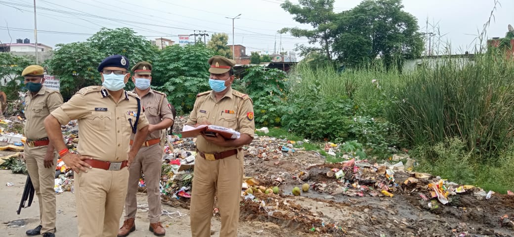 AdgGkr's tweet photo. गोरखपुर के थाना रामगढ़ ताल क्षेत्र में कलेक्शन एजेंट से हुई लूट से संबंधित घटना स्थल का #AdgZoneGkr Mr. Akhil Kumar द्वारा निरीक्षण किया गया तथा आवश्यक दिशा- निर्देश दिए गए। #UPPolice #UPPInNews https://t.co/HREvNOzb1o