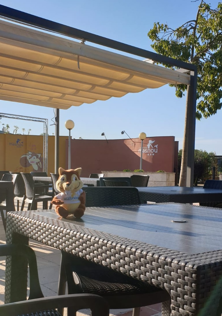 [es]Tomaré una piña colada, la del pino, eh. 
[ca]Prendré una pinya colada, la del pi, eh. 
[en]I'll have a Pine Colada, please.