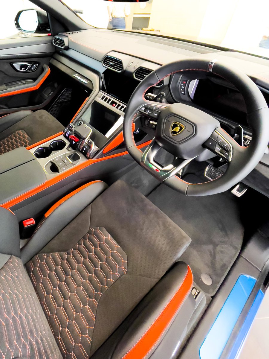 evoIndia's tweet photo. LAUNCHED: #Lamborghini Urus Graphite Capsule 🔥
The #Urus #GraphiteCapsule style pack gets four stealthy colour options — white, black, grey and silver; and four bright contrast colours — orange, a reddish-orange, yellow and green for the exterior, with a similar theme inside https://t.co/rhod1mzL3o