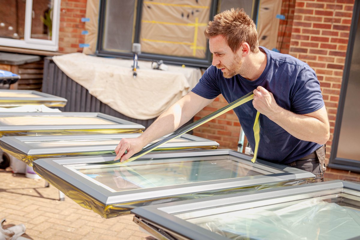 tesaUK_tape's tweet photo. 🪟Protecting glass and achieving perfect lines made easy with our range of spray masking tapes for window frames! #spraywithtesa https://t.co/RqKVjUtgRh