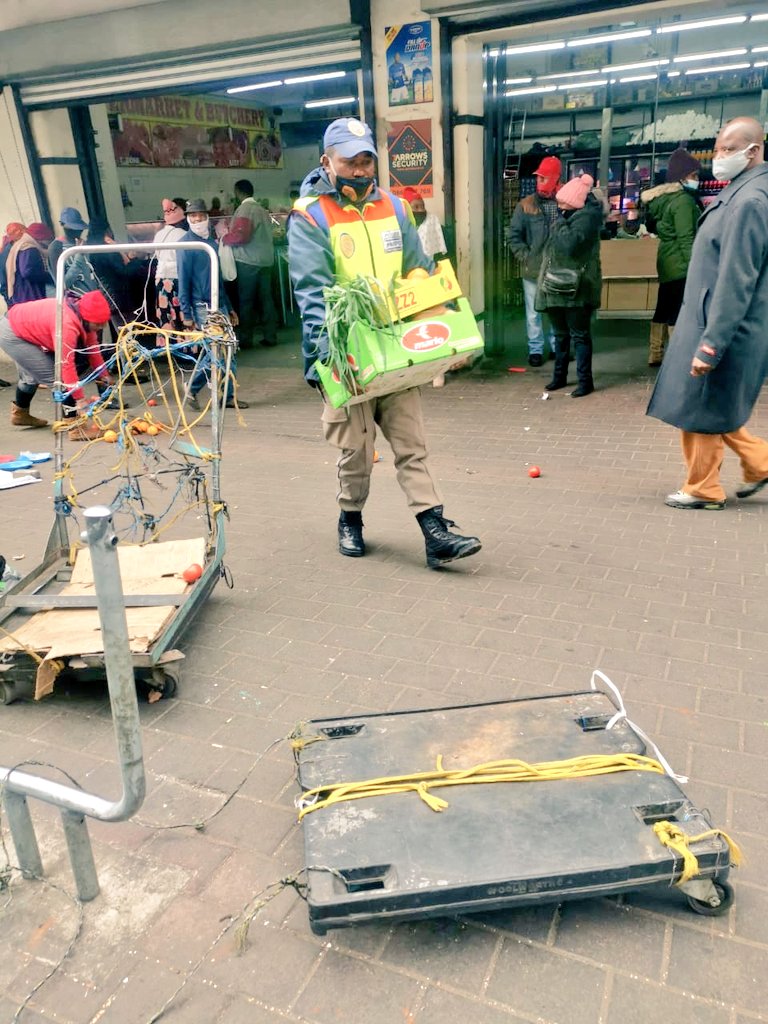 JoburgMPD's tweet photo. In our efforts to create a clean &amp; safe environment for all who live &amp; visit the @CityofJoburgZA. #JMPD leadership &amp; officers conducting a High Density By-Law operation in Johannesburg.

#WeServeJoburg #SaferJoburg #JoburgByLaws https://t.co/KThV0ze6Cd