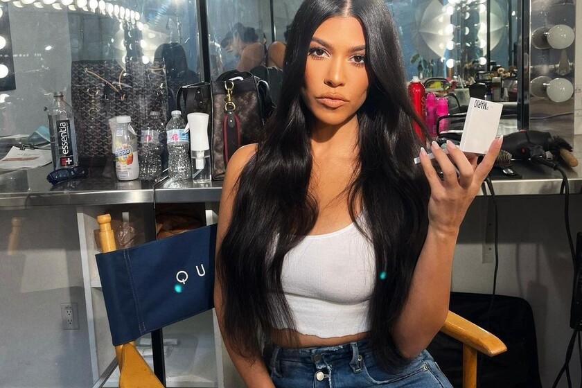 trendencias's tweet photo. Kourtney Kardashian estrena nuevo look con el corte de pelo bob más fresquito y cómodo para melenas lisas y onduladas #KourtneyKardashian #cambiodelook #PeloBob https://t.co/iSeEk1sCYg https://t.co/Ax4ndqgpio