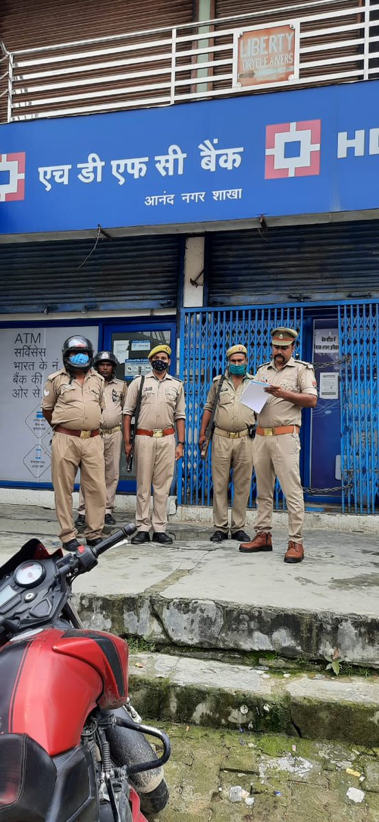 psfarenda's tweet photo. @maharajganjpol @cofarenda मुझ प्रभारी निरीक्षक फरेंदा द्वारा अपने क्षेत्रांतर्गत पड़ने वाले बैंक व ATM चेक किए गए, चेकिंग के दौरान CCTV कैमरा, अलार्म, फायर सिस्टम, बैंक गार्ड, बैंक के अंदर /बाहर संदिग्ध व्यक्तियों व वाहनों की चेकिंग की गई । https://t.co/tQLg9H2z7I