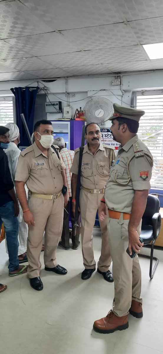 psfarenda's tweet photo. @maharajganjpol @cofarenda मुझ प्रभारी निरीक्षक फरेंदा द्वारा अपने क्षेत्रांतर्गत पड़ने वाले बैंक व ATM चेक किए गए, चेकिंग के दौरान CCTV कैमरा, अलार्म, फायर सिस्टम, बैंक गार्ड, बैंक के अंदर /बाहर संदिग्ध व्यक्तियों व वाहनों की चेकिंग की गई । https://t.co/tQLg9H2z7I
