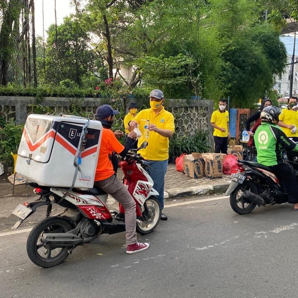 TivalovamksMKS's tweet photo. Keren banget ga sih dari #MerdekaBerbagi #GolkarBerbagi banyak banget loh yang terbantu
https://t.co/APvNi8St7i https://t.co/j4qfRUBdKb