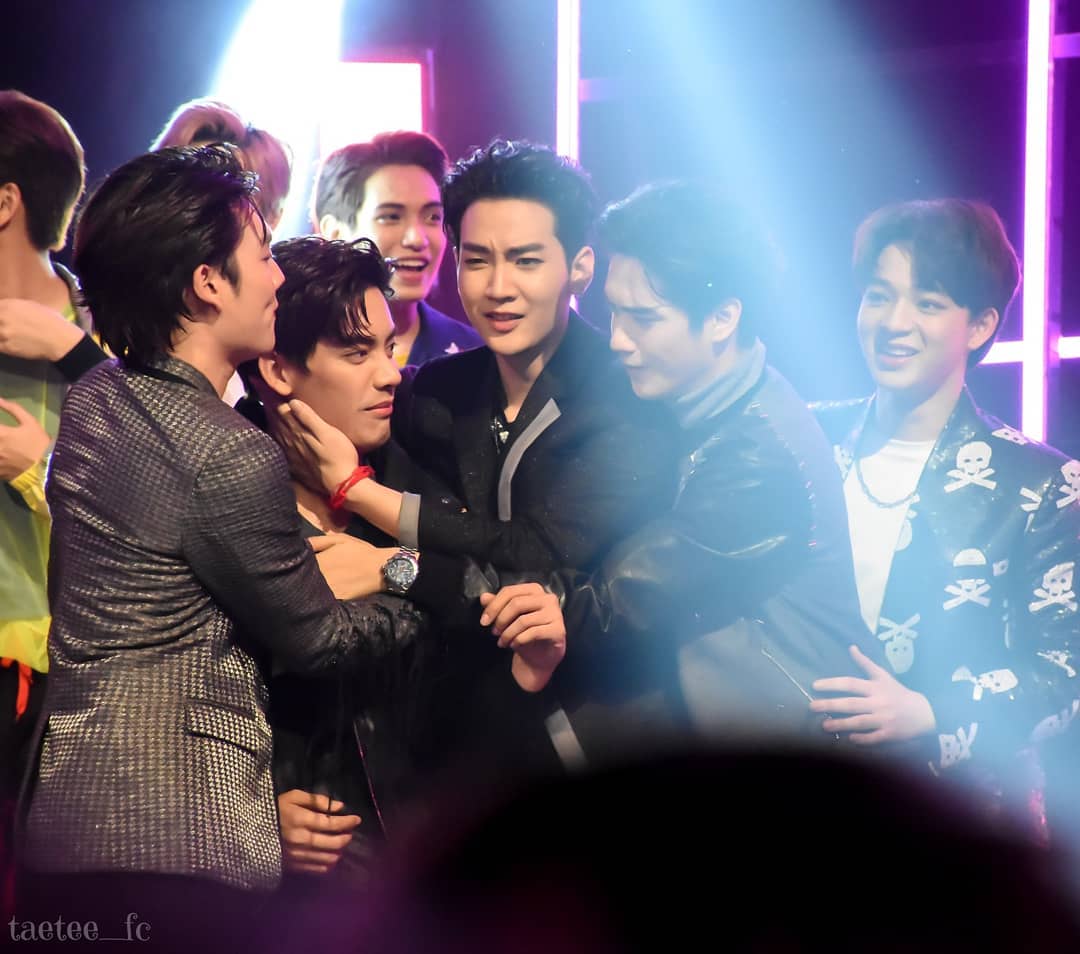 archug14's tweet photo. After almost a year we got the chance to witness all five boys interacting each other.
💙💛💖💜💚
I AM SO HAPPY!!!!
😭😭😭😭😭😭😭😭
#sbfivecomeback
#sbfive
#TaeDarvid
#TEeThanapon
#bbasjtr
#CTRPANUWAT
#ขุณขิมมอญ https://t.co/pvZFhgGPNy