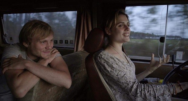 “Aşık olduğunda; onun yanındayken sanki evren senin etrafında dönüyormuş gibi hissedersin. Başka hiçbir yerde olmak istemezsin. Kesinlikle doğru yerdeymişsin gibi. Evde olma hissi. Eve vardığın hissi.” (303)