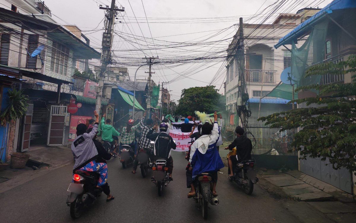 Myanmar_Now_Eng's tweet photo. In Mandalay, youths from the Aung Myay Thar Zan education protest column marched this morning (Aug 16) to show their opposition to Myanmar's military dictatorship and support for the National Unity Government (NUG). 

Photos: CJ

#WhatsHappeninglnMyanmar https://t.co/oPUQYUfiHX