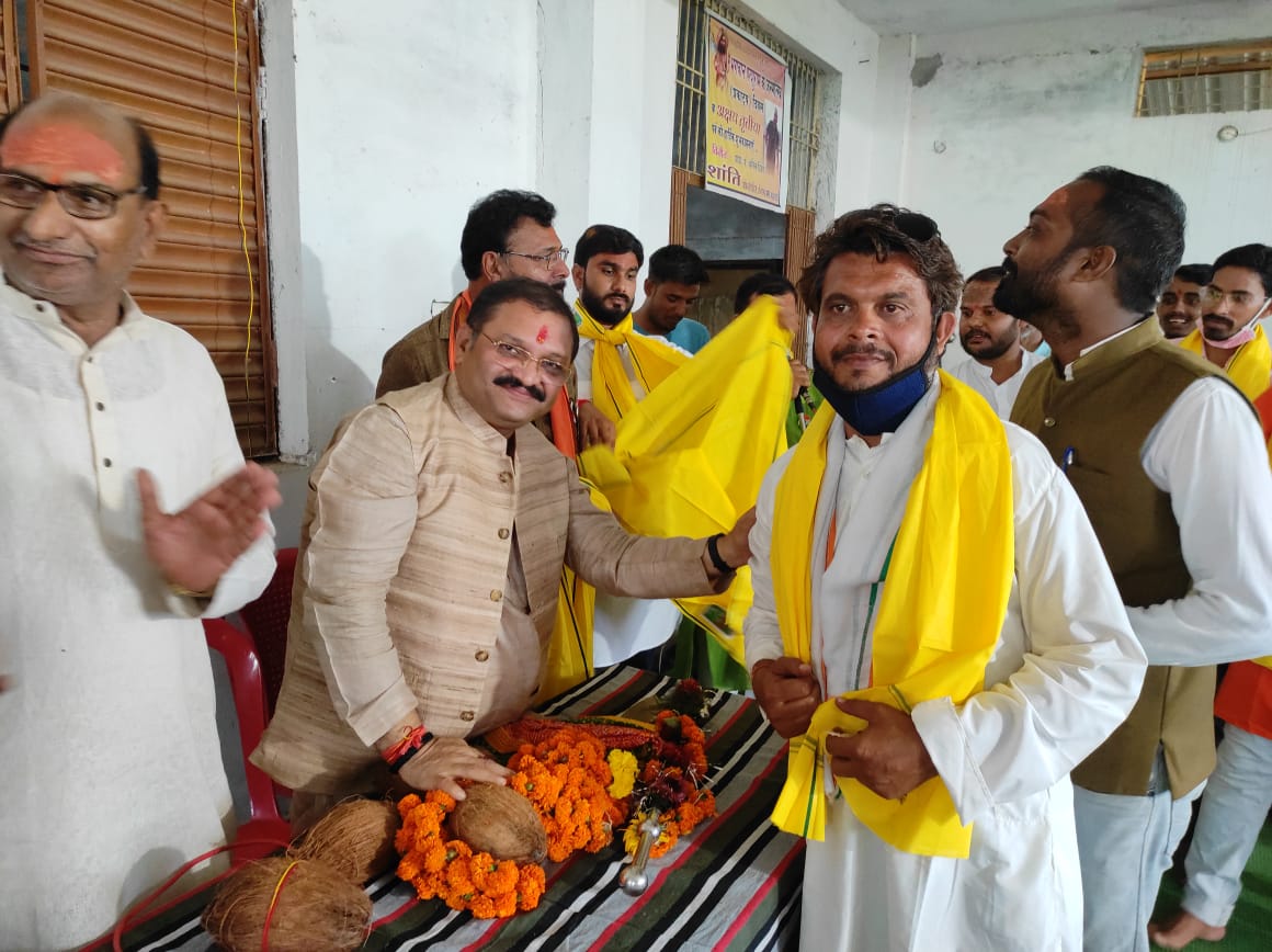 santoshpandey44's tweet image. डोंगरगढ के केदार बाड़ी स्थित ब्राह्मण समाज के विप्र भवन में आयोजित दो  दिवसीय अखण्ड रामायण पाठ कार्यक्रम में शामिल होकर पूजा-अर्चना की व प्रभु श्रीराम से सभी के स्वस्थ एवं खुशहाल जीवन के लिए प्रार्थना किया और प्रसाद ग्रहण किया।