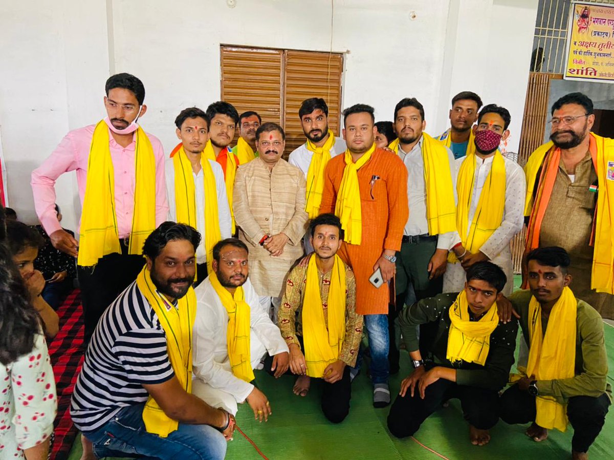 santoshpandey44's tweet image. डोंगरगढ के केदार बाड़ी स्थित ब्राह्मण समाज के विप्र भवन में आयोजित दो  दिवसीय अखण्ड रामायण पाठ कार्यक्रम में शामिल होकर पूजा-अर्चना की व प्रभु श्रीराम से सभी के स्वस्थ एवं खुशहाल जीवन के लिए प्रार्थना किया और प्रसाद ग्रहण किया।