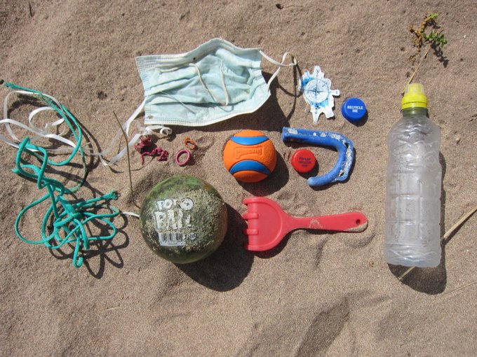 Los malos de la playa
- Mascarillas
- botellas de PET
- juguetes baratos
- sedal, artes de pesca
Todos tienen en común algo: el #plástico - cientos de años contaminando y ser un trampa mortal para fauna marina
#ContagiaResponsabilidad Foto <a href="/dmsk1313/">dmsk</a>  #2minutebeachclean