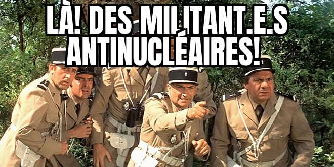Image du film un gendarme a saint Tropez . Un gendarme montre quelque chose du doigt. Texte: là! Des militants antinucléaires!