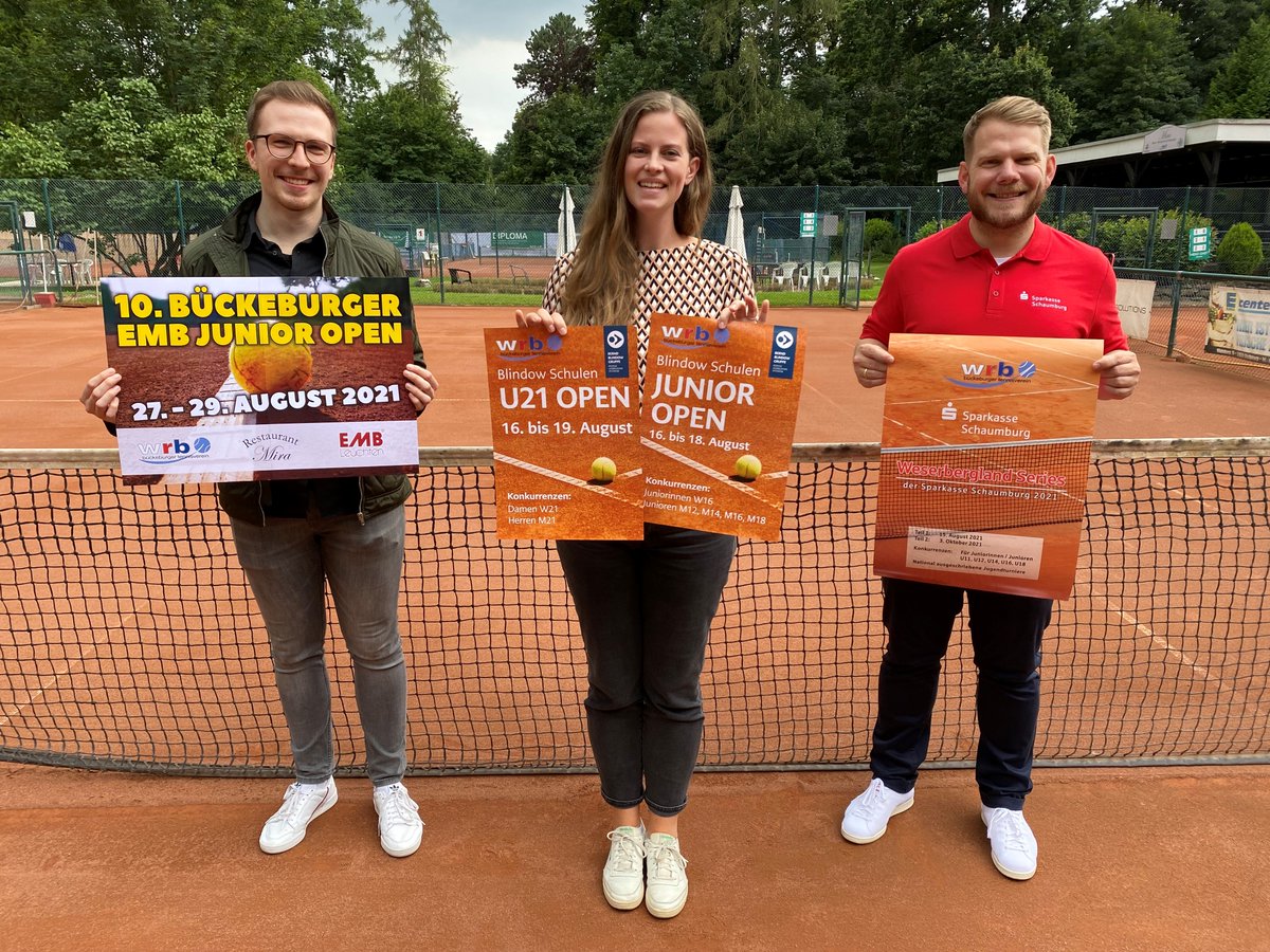 embleuchten's tweet photo. Ende des Monats, vom 27.-29. August, stehen mittlerweile die 10. EMB Junior Open an! 🎾
Die Gewinner erhalten nicht nur wichtige Ranglistenpunkte, sondern auch hochwertige Sachpreise von uns! 💡

Zu allen Turnieren sind Zuschauer herzlich willkommen! 🙏🎉 https://t.co/pv5kcSPi0x