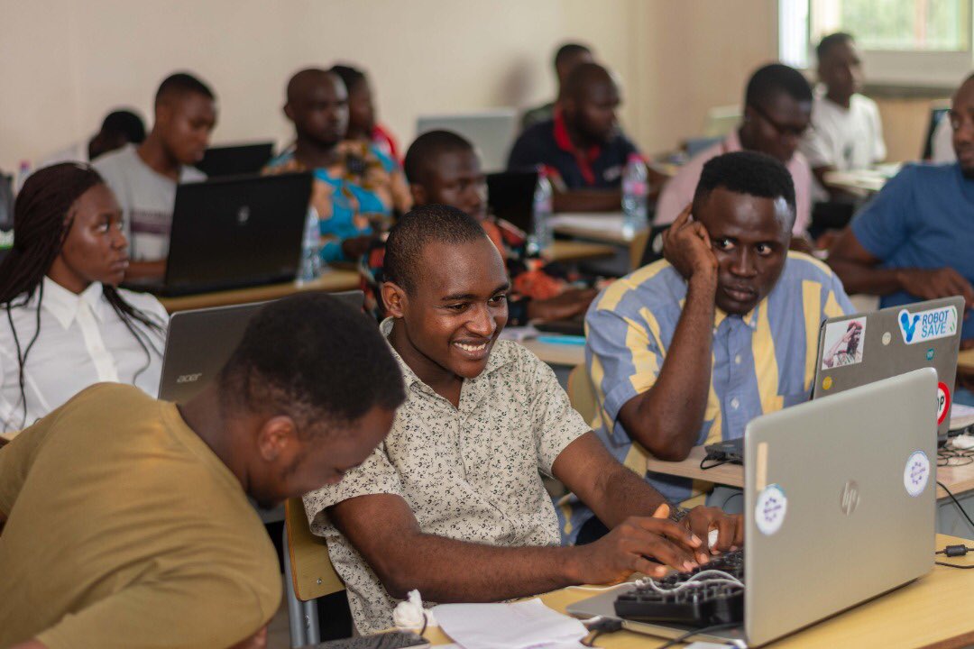 africatechup's tweet photo. #AfricaTechUpTour #Douala2021
#Jour2
Deuxième journée de Bootcamp conviviale pour nos apprenants de Douala. Ce dimanche fut sans repos pour les apprenants avec à la clé des ateliers d'application sur projet, sous la supervision des experts de notre partenaire #Rintio. https://t.co/1iXTazrget