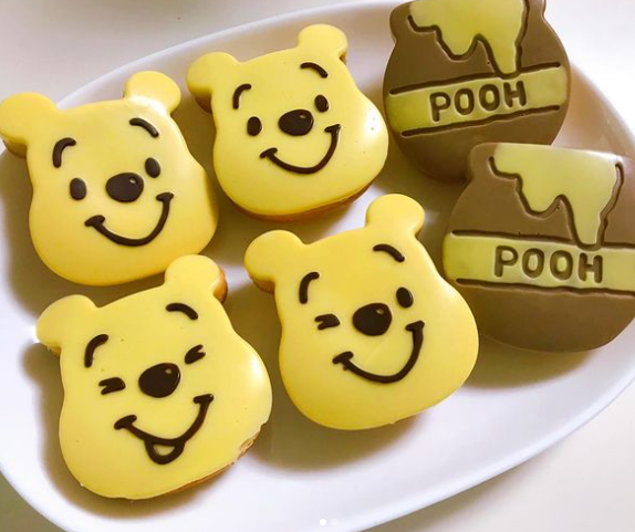 Hatunemimiroru's tweet photo. プーさんのマフィン
ダイソーの型できれいにできるよ!🍯
#おうちディズニー #お菓子作り #おうちカフェ #キャラ弁 #ダイソーディズ二ー #ダイソー #disneycafe #daiso https://t.co/t1mFryf592