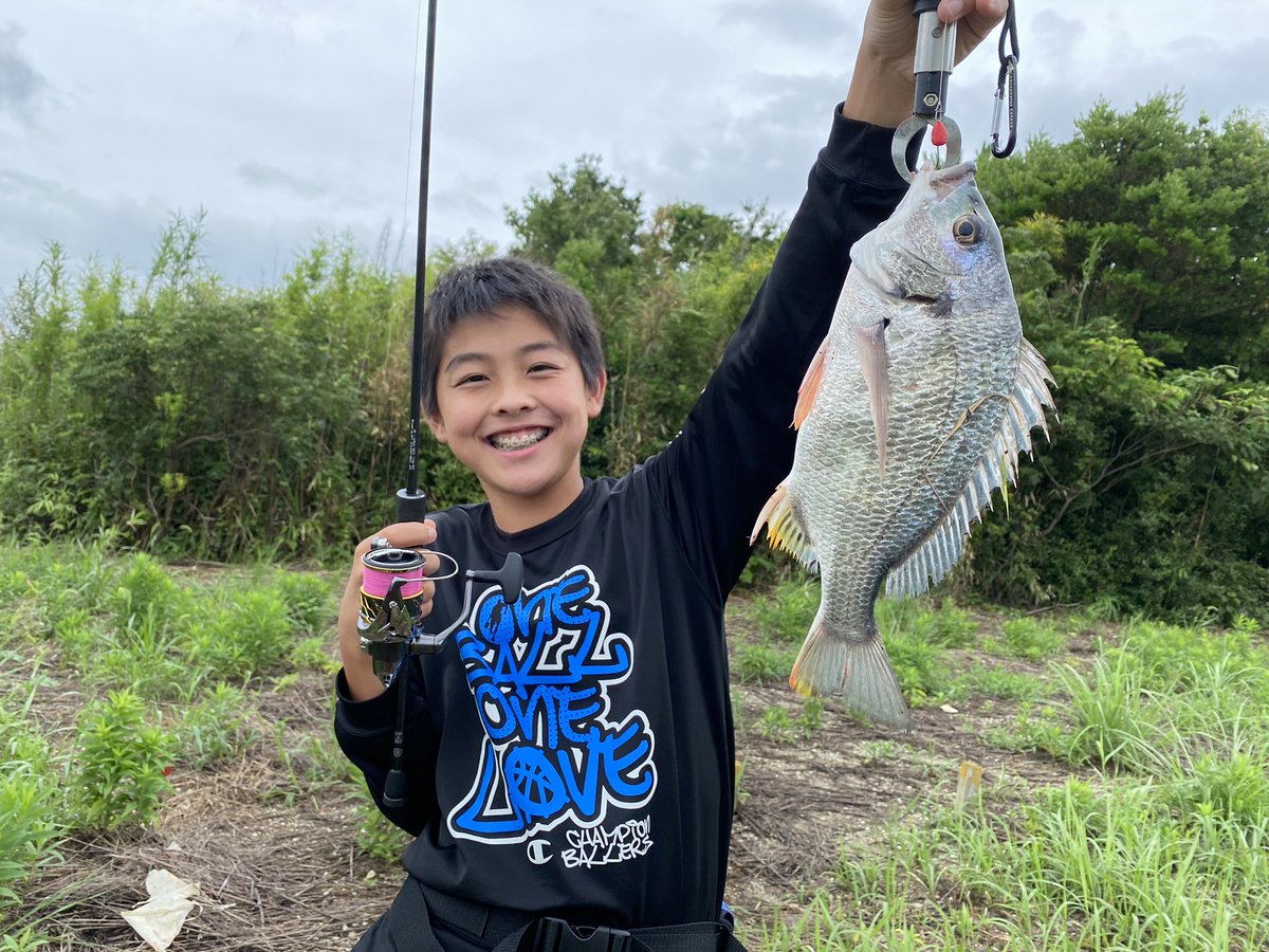 一宮安幸 マンスリーチニングチャレンジ 自分は釣って当たり前なのでw チヌを 釣ってもらう チヌ を釣った事のない中学生に釣らせる事に成功 流れ込みのピン撃ちで出たナイスなキビレ 初めての引きは興奮したみたいですw 自分はこっそりメッキ 一宮安幸 マンスリーチニングチャレンジ 自分は釣って当たり前なのでw チヌを 釣ってもらう チヌ を釣った事のない中学生に釣らせる事に成功 流れ込みのピン撃ちで出たナイスなキビレ 初めての引きは興奮したみたいですw 自分はこっそりメッキ