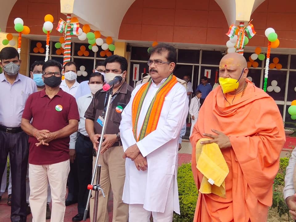 rsac_up's tweet photo. RSAC-UP celebrated 75th Independence Day. Tricolour was hoisted by Sri Sudhakar Tripathi Hon. Chairman G.B. RSAC-UP. Director of the Centre Sri A.K Agarwal, and  scientists and staff members &amp; Mhamandleshwer Swami Yatindranand Giri ji Maharaj were present.  Trees were  planted. https://t.co/ajNUBJYrUd
