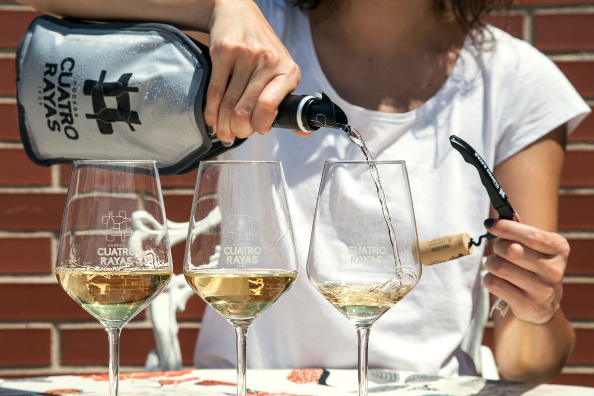 CuatroRayas's tweet photo. #greenandsocial ¡Atención #winelover! Tenemos una oferta exclusiva para ti: ¿Quieres GRATIS una #mangaenfriadora + un #sacacorchos + un #dropstop de #CuatroRayas? Solo tienes que realizar un pedido en nuestra #tiendaonline por valor igual o superior a 40€ https://t.co/d7ozpslLzB https://t.co/KGn91kWyFb