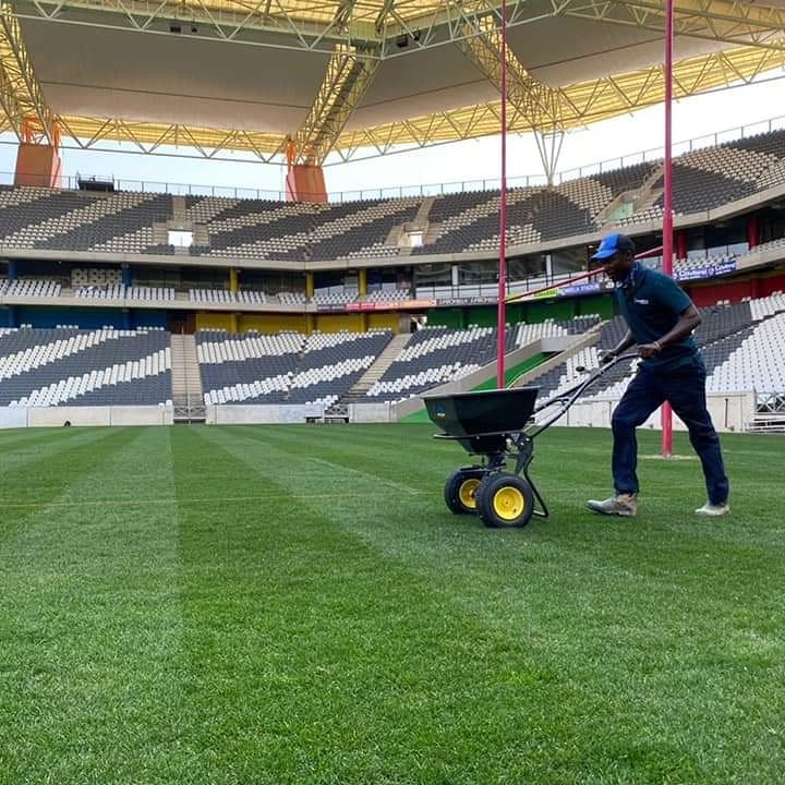 Talking_Turf's tweet image. Spring has sprung in the Lowveld 🎉
Applying our controlled release fert to give us the boost for a super busy few weeks ahead 
 2 x 🏉 matches Wed &amp;amp; Sat  &amp;amp; 1 x soccer ⚽️ match Sun + captains runs ……
#ryder #primomaxx #qualibra #talkingturffoliar