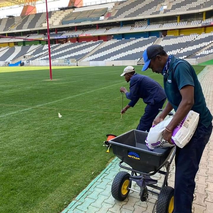 Talking_Turf's tweet image. Spring has sprung in the Lowveld 🎉
Applying our controlled release fert to give us the boost for a super busy few weeks ahead 
 2 x 🏉 matches Wed &amp;amp; Sat  &amp;amp; 1 x soccer ⚽️ match Sun + captains runs ……
#ryder #primomaxx #qualibra #talkingturffoliar