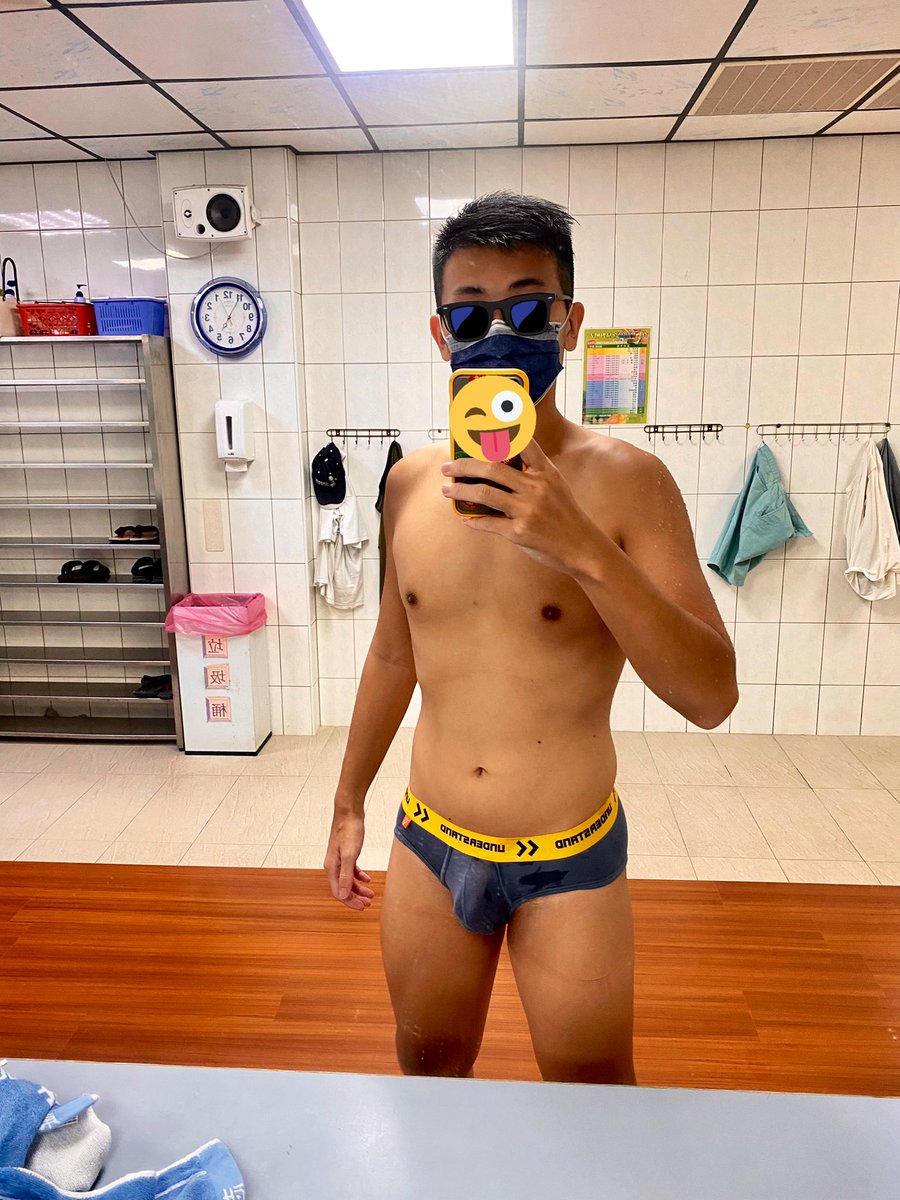 又游泳了
今天看到的帥哥比較多🤪
救生員也帥帥的

猖狂的腰間肉
希望能早日消除🥲
肚子脂肪好多…