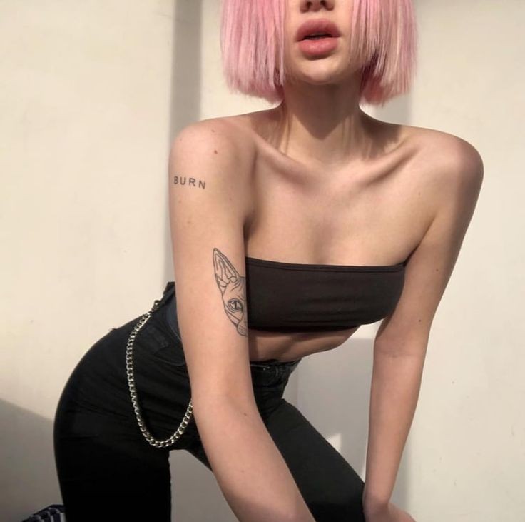 RogaMika's tweet photo. Esta chica se llama Alina Olesheva, baterista de la banda rusa kis-kis. No sé a ustedes, pero esta flaca se me da un tremendo aire a Sakura Haruno. Solo le falta el sello de la frente. https://t.co/8QROI0alh0