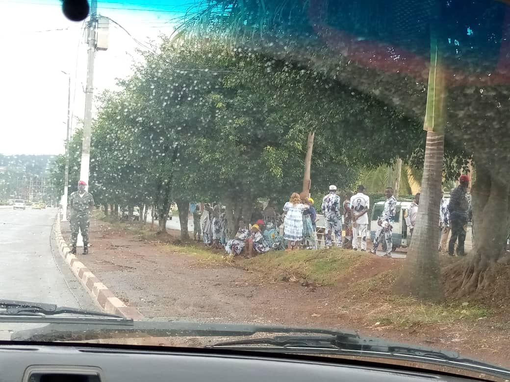 #Cameroon 
CPDM supporters have been pictured for President Paul Biya who is expected to return home today, at last. 

Despite the rains in #Yaounde this day, they have lined up the streets in usual style awaiting the president's arrival. 

MMI