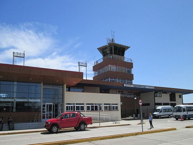 DGACChile's tweet photo. #DatosDGACChile El Aeródromo Pichoy en la Región de los Ríos (códigos IATA #ZAL OACI #SCVD) está ubicado a 32 km noreste de la ciudad de #Valdivia y tienen una pista de 2.100 metros de largo y 45 metros de ancho. https://t.co/YeetKKheND