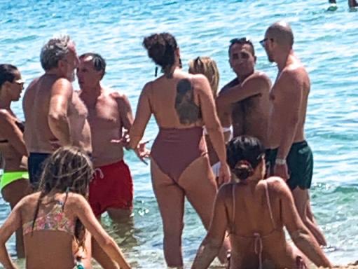 perchetendenza's tweet photo. "Ministro degli Esteri":
Per le foto che immortalano Luigi Di Maio in compagnia di Michele Emiliano e Francesco Boccia in vacanza a ferragosto al Togo Bay, noto lido di Porto Cesareo, durante le ore più drammatiche della crisi afghana https://t.co/1KL6EkCuw7