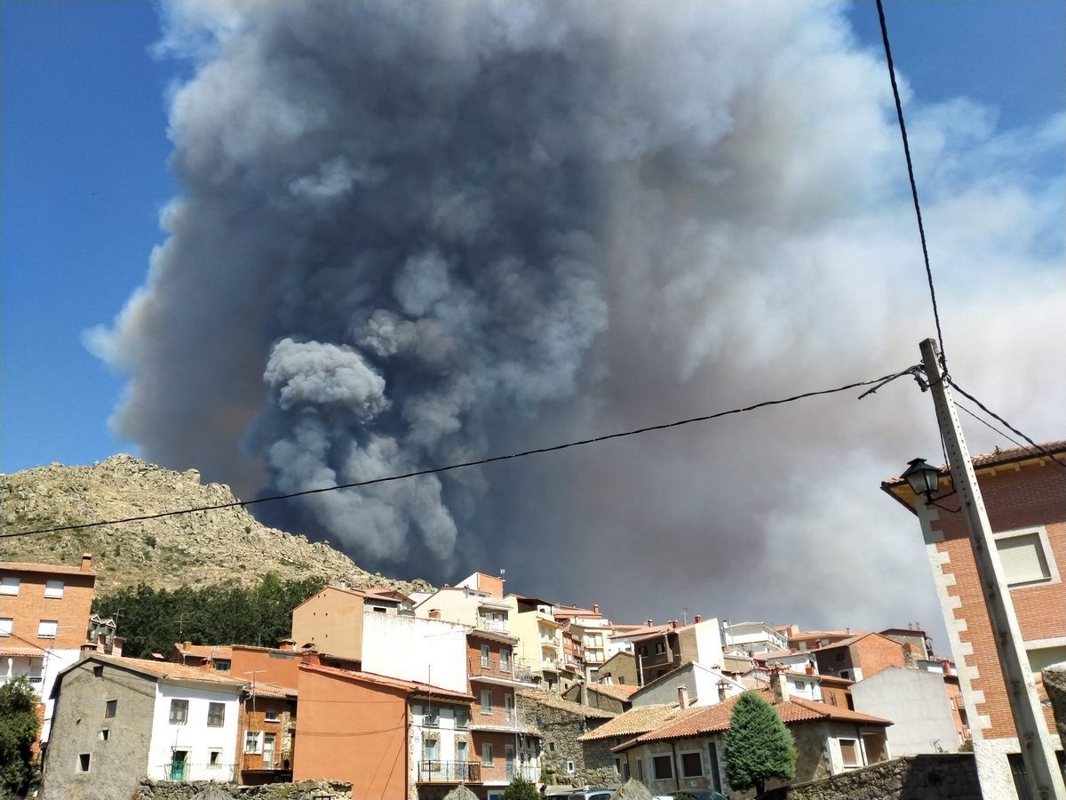 CrisSnchzP's tweet photo. #Navalacruz 16.15h del 16.08.2021
Foto tomada desde nuestra casa.
Cuánto horror. 

#IFNavalacruz https://t.co/yQlgfFeKjb