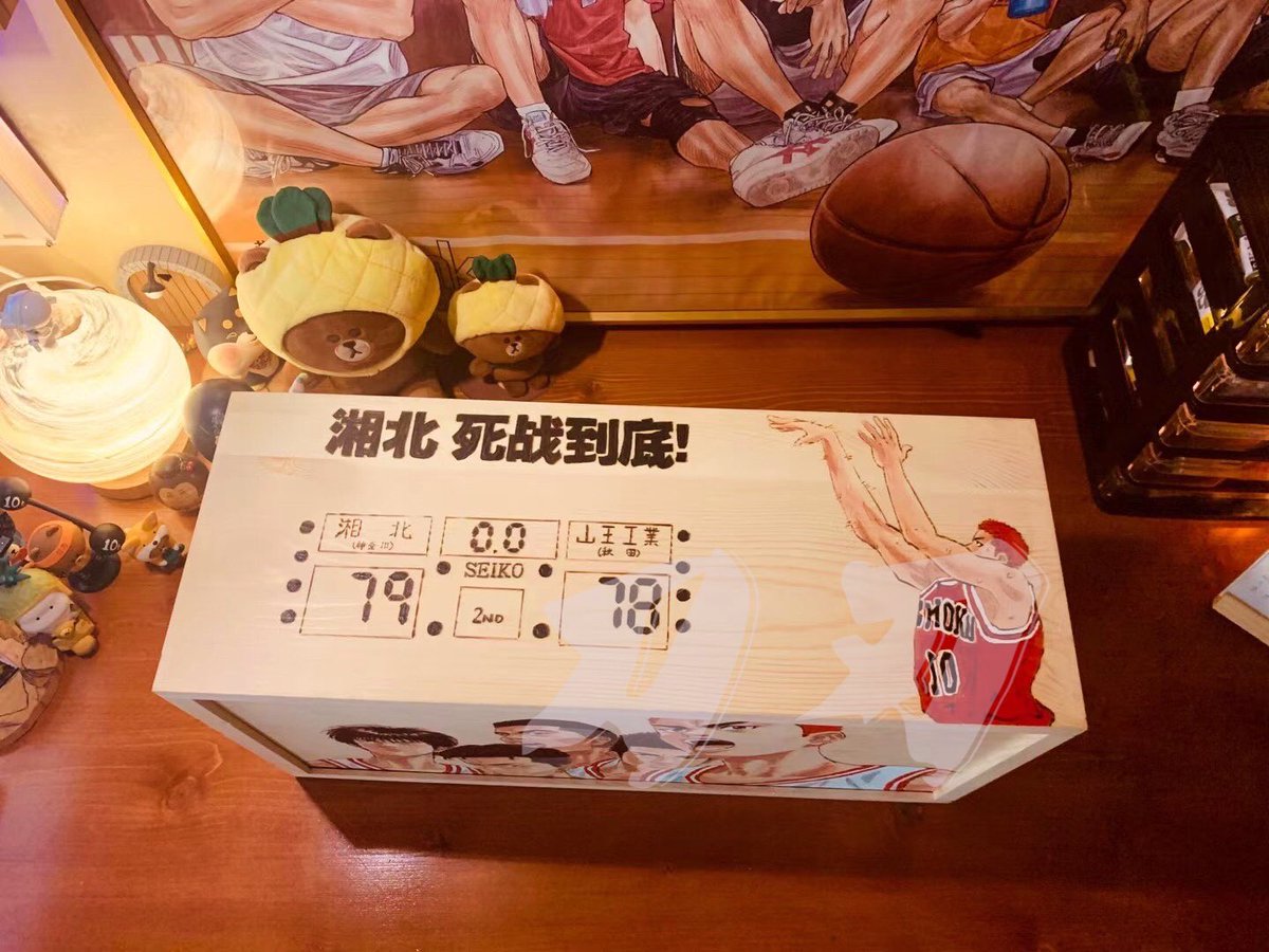 daoren_studio's tweet photo. 想起很久之前畫的一個書盒，轉眼間時間就這樣溜走了…不過聽到灌籃高手電影版的消息，我們2022的秋天相遇吧！
SlamDunk Movie is coming soon 🔜 let’s gooooo!! See u in 2022😉
#slamdunk #slamdunkmovie #灌籃高手 #湘北高校バスケットボール部 #スラムダンク #スラムダンク映画化 https://t.co/7a4brRnk1R
