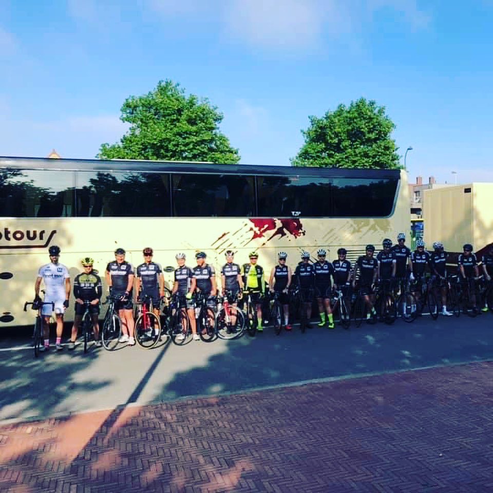 KnoetKct's tweet photo. Knokke ▶️ Aarschot #knoet #Aarschot #Knokke #171km #Toptours #zonzeestrand #groepsfoto #zeedijk #zeezicht 📷 @lieve_sevenants https://t.co/nM6MtLPV0y