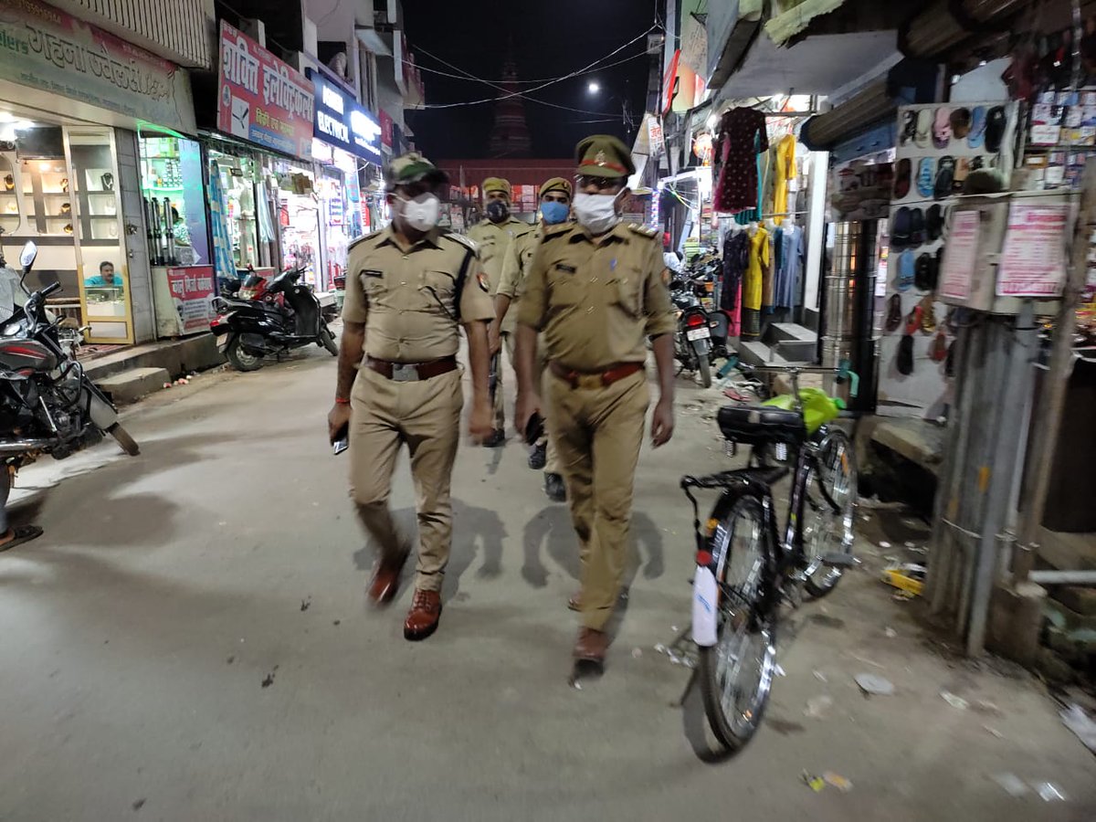 #SitapurPolice पुलिस अधीक्षक सीतापुर के निर्देशन में  द्वारा जनपद में कानून/शांति व्यवस्था के दृष्टिगत पैदल गश्त की गई। #UPPolice