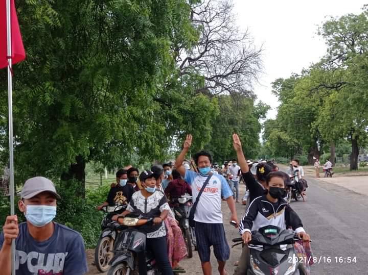2021Revtweets's tweet photo. Protesters in Letpadaungtaung, Salingyi Township, Sagaing Division took to the street with motorbikes to uproot the Terrorists Military Regime.
#RecognizeNUG
#Aug16Coup
#WhatsHappeningInMyanmar https://t.co/y0rwazLYeS