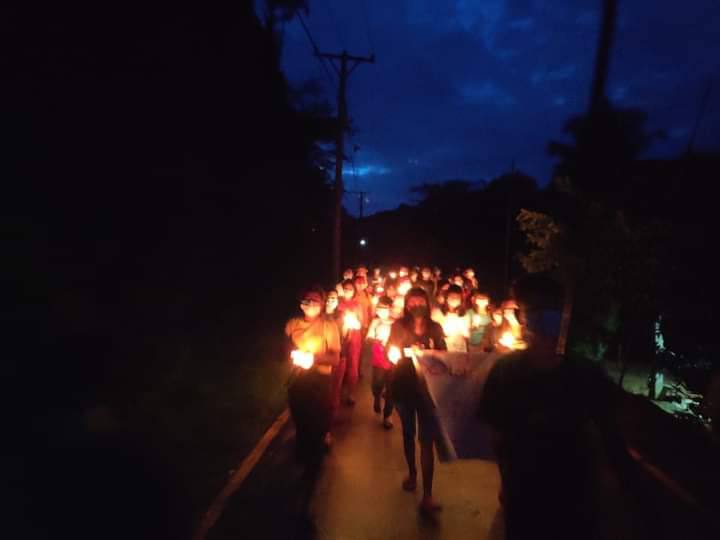 AwmyatH's tweet photo. Night strike in Ashae Taw, Dawei marched tonight by lighting candles and protesting peacefully against the dictatorship.
#RecognizeNUG #Aug16Coup
#WhatsHappeningInMyanmar https://t.co/fJof3lObIy https://t.co/87icuaS0HI