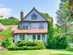 JeannieLee88's tweet photo. So the housing market is cooling but a 24% drop in value in just 4 months?

-Property in prime Toronto sold for $3,425,000 peak frenzy of March
-Put back on market four months later
-Sold for $1.1 M less (including realtor fees, land transfer taxes, etc)

#UnrealRealEstate https://t.co/XlLqP9WbF6