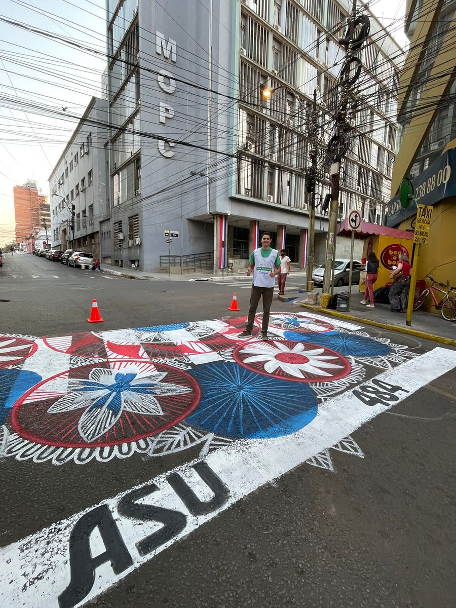 pablocallizob's tweet photo. El 1er Paso Peatonal de Ñanduti sin sobrecosto 👀Anticipando el día del peatón, realizamos esta intervención urbana frente al @mopcparaguay mostrando que con un poco de imaginación se puede hacer un cruce más útil, más accesible y por sobre todo mucho más económico 🙌 https://t.co/LU70wbuvA9