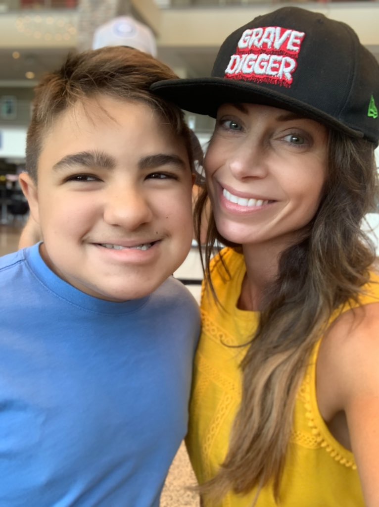 JillNicolini's tweet image. We love 💛 💛💛 @MonsterJam 👏 so happy it came 🏡 again to @PruCenter @bmlpr see#scoobydoo 🐕 #gravedigger ☠️ #mohawkwarrior #saigonshaker #monsterenergy #badnewstravelsfastmonstertruck