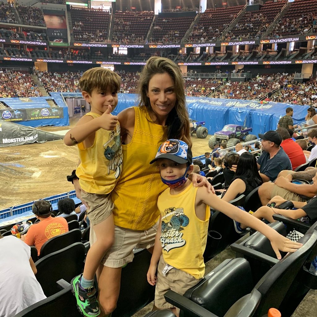 JillNicolini's tweet image. We love 💛 💛💛 @MonsterJam 👏 so happy it came 🏡 again to @PruCenter @bmlpr see#scoobydoo 🐕 #gravedigger ☠️ #mohawkwarrior #saigonshaker #monsterenergy #badnewstravelsfastmonstertruck