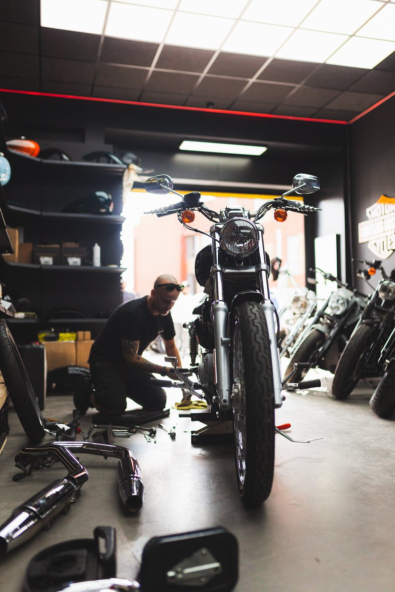 LimitlessCSTMS's tweet photo. Our Harley MasterTech Gaz is the brain behind every build. 22 years of being a MasterTech at various Harley shops around the world. We’re lucky to have him 🤝 https://t.co/b72jjcFXmP